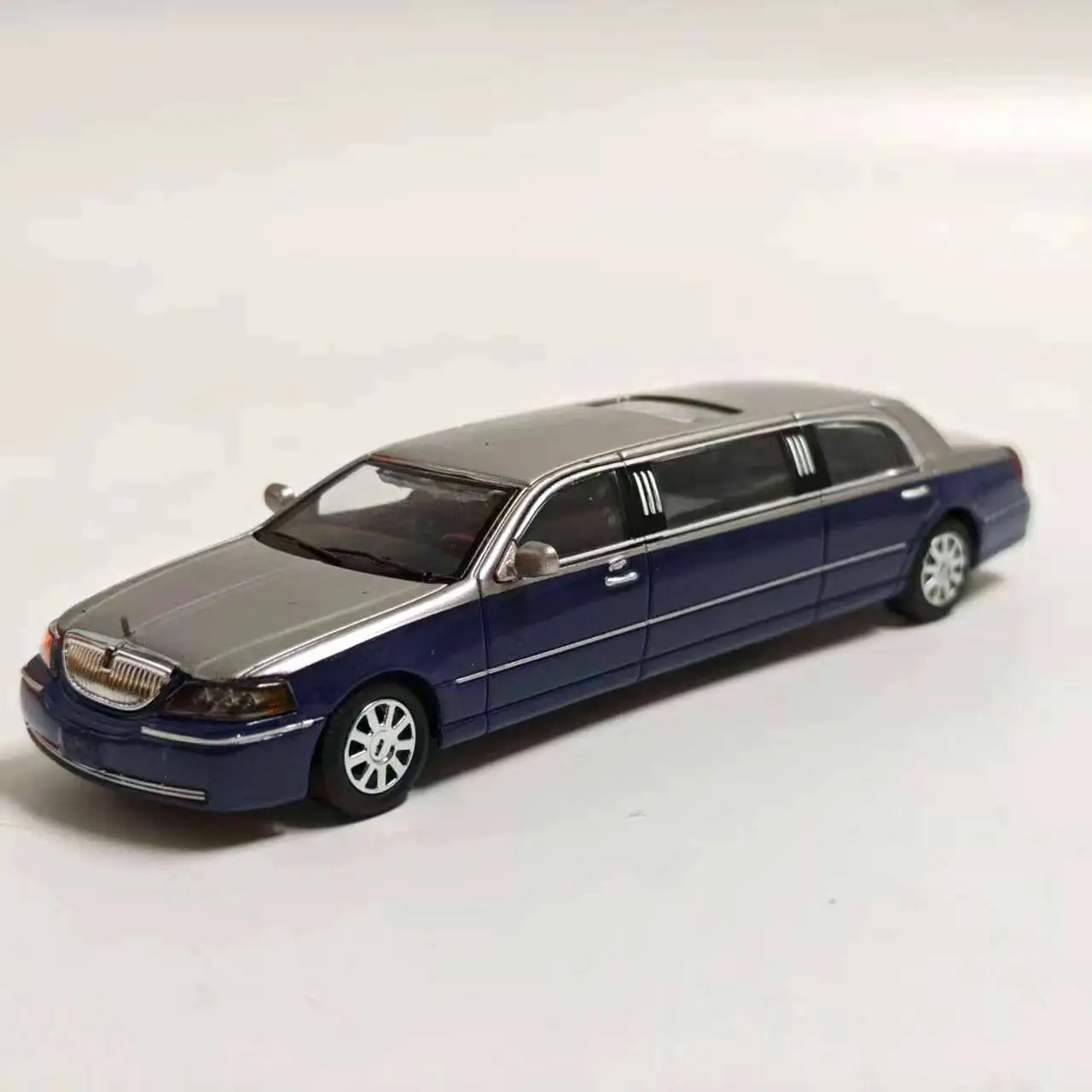Diecast GCD 1:64 Scale Lincoln Extended Edition Alloy Car Model - view 3