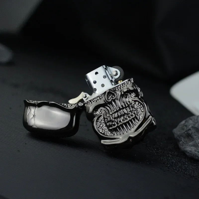 

New Armor Skull Metal Retro Kerosene Double Sided Relief Pattern Lighter Vintage Grinding Wheel Ignition Gasoline Lighter Gift