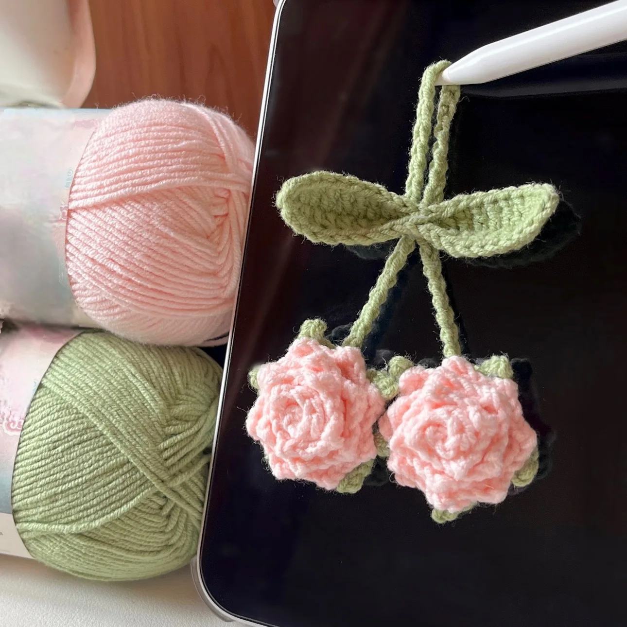 chaveiro-artesanal-diy-de-flor-rosa-ornamento-penduravel-material-de-croche-presente-decoracao-para-carro-anti-tedio