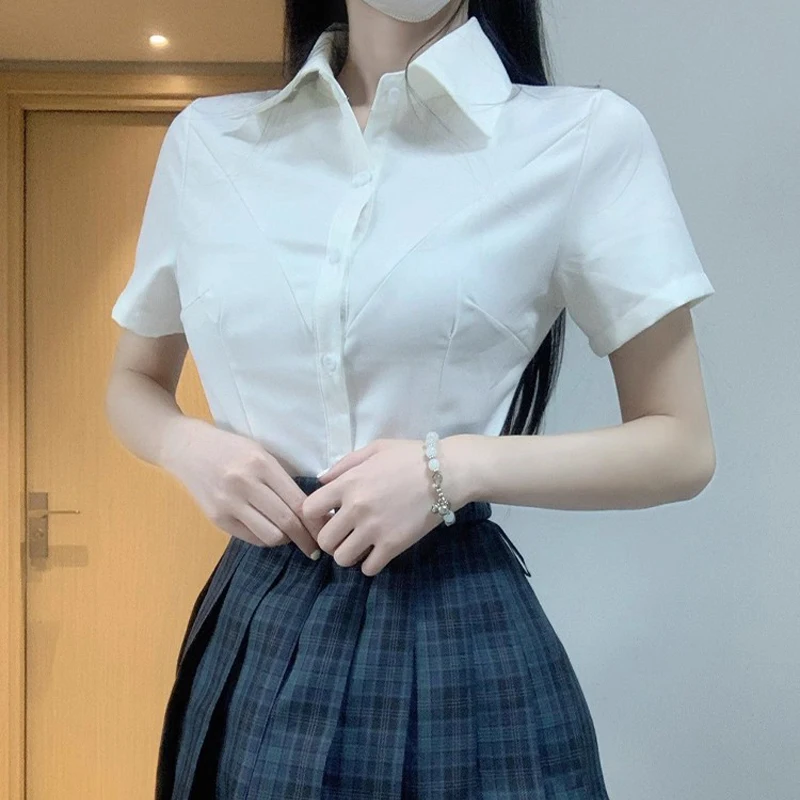 Camicia da scuola slim fit da donna giapponese Gyaru con scollo a V manica corta camicia bianca slim top camicette per abiti da studente uniformi JK