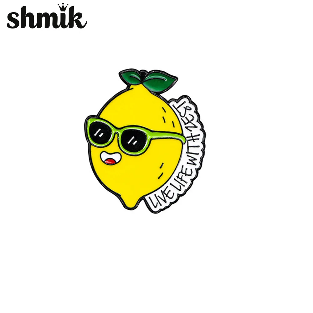 Broche en émail citron funky et colorée pour les optimistes, idéale pour ceux qui embrasser un style de vie animé