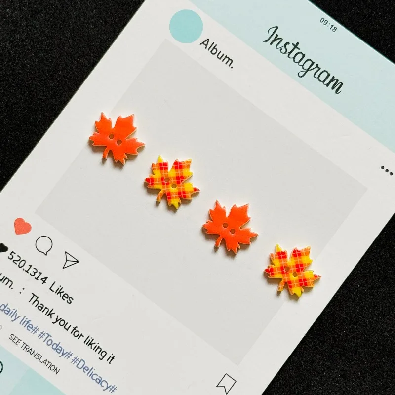 

Vintage Orange Checkered Maple Leaf Resin Button with Autumn and Winter Atmosphere Ins Knitted Sweater Decorative Button