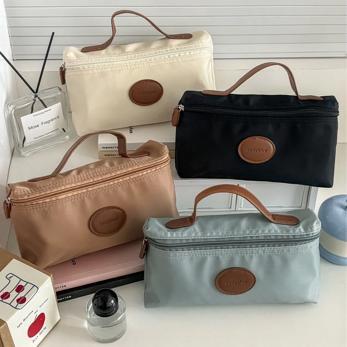 New Nylon Cosmetic Bag with Leather Label Lightweight Portable Toiletry Bag Fashion Travel Makeup Organizer for Women Men