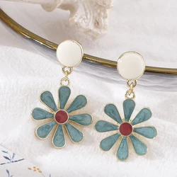 Simple Small Petal Flower Clip Earrings High-end Enamel Green Daisy Flower Clip on Earrings for Women No Piercing Wedding Party