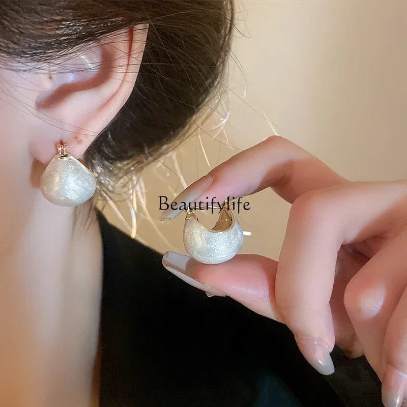 Elegant White Ear Clip for Women, Ear Studs, New, Popular, High-Grade, Light, Luxury, 2024