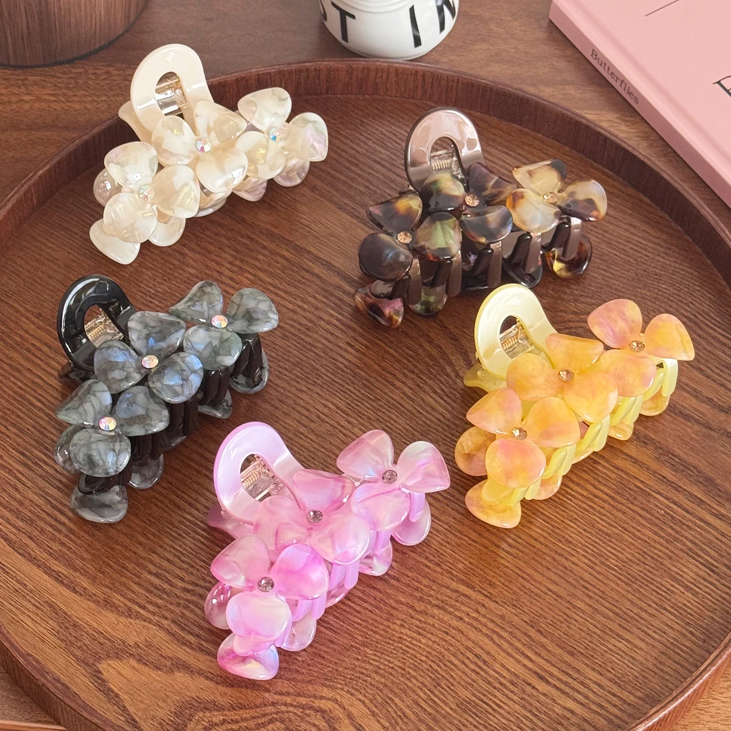 

Dowell The Korean-style 3d Diamond-encrusted Flower Acetate Gripper Is Cute And Versatile