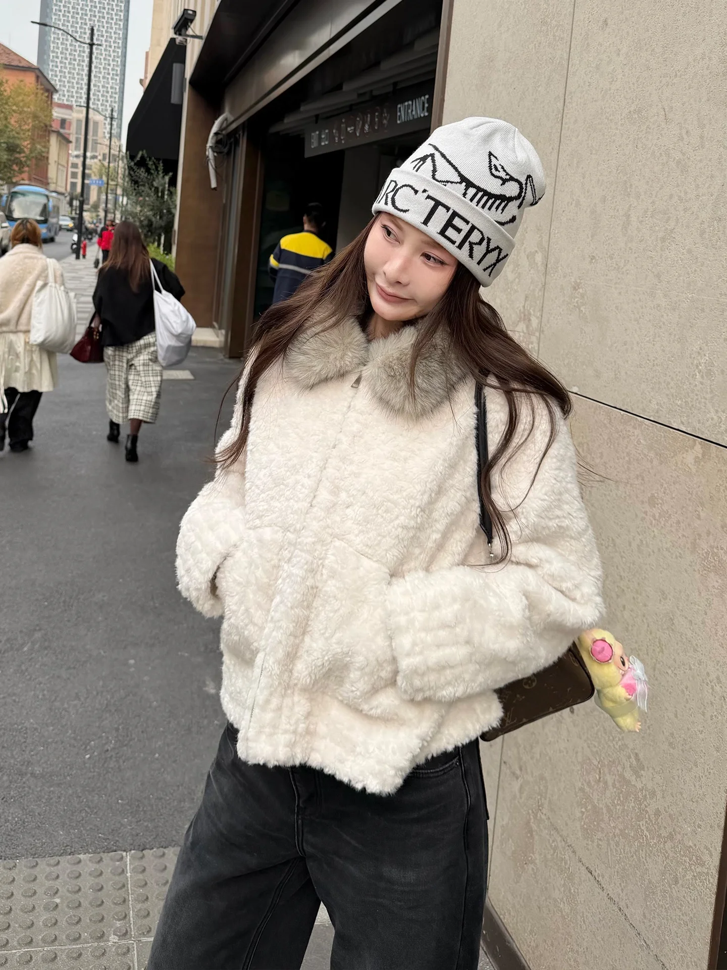 

Белая женская зимняя теплая куртка из искусственного меха с воротником, свободного кроя, из полиэстера, с прямым подолом, на молнии