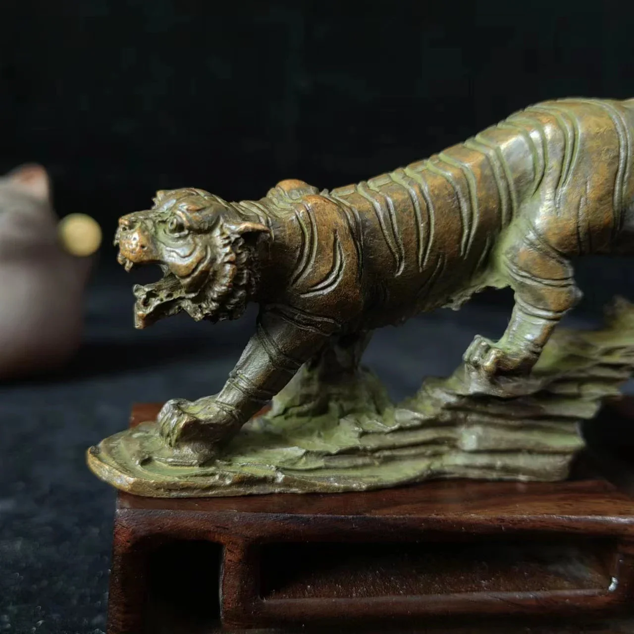 Vintage style Copper lucky Statue Descend the mountain tiger Brass Home Desk Orna ment Miniature Feng shui Tea Pet Business