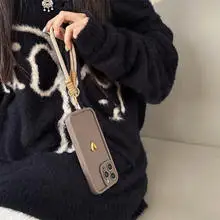 Niedliche 3D Goldene Herz-Softcase für iPhone 16 17 Pro Max 15 14 13 12 11 Pro 16E Plus mit Handgelenkschlaufe und stoßfester Hülle – Detail 3