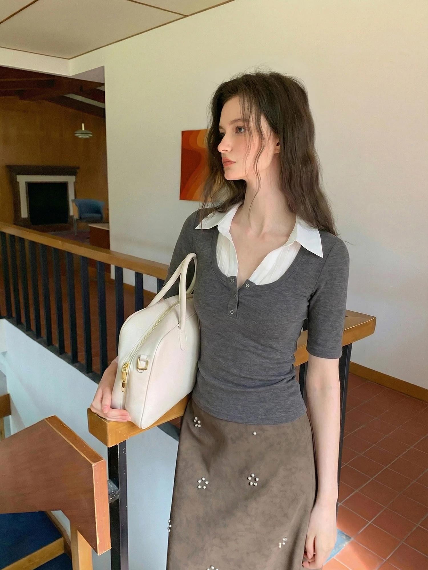 

Элегантный стильный комплект: женская приталенная куртка-жакет с коротким рукавом и футболка с рукавом до локтя для лета