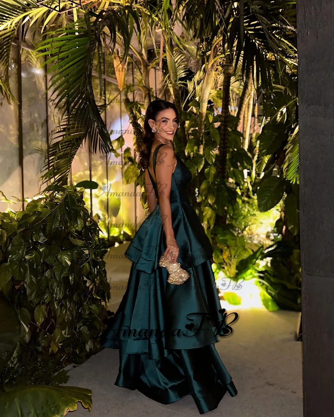 أماندا فستان سهرة عصري بفتحة رقبة شكل v عميقة بدون أكمام من الساتان بدون ظهر وكشكشة على شكل حرف a فستان رسمي للحفلات من فيستدوس دي فيستا مخصص