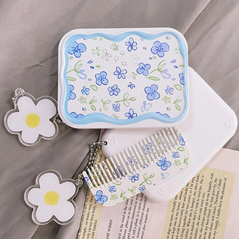 Specchio per il trucco pieghevole Flip-Top con fiore blu specchio tascabile portatile specchio per il trucco cosmetico rettangolare da donna con pettine
