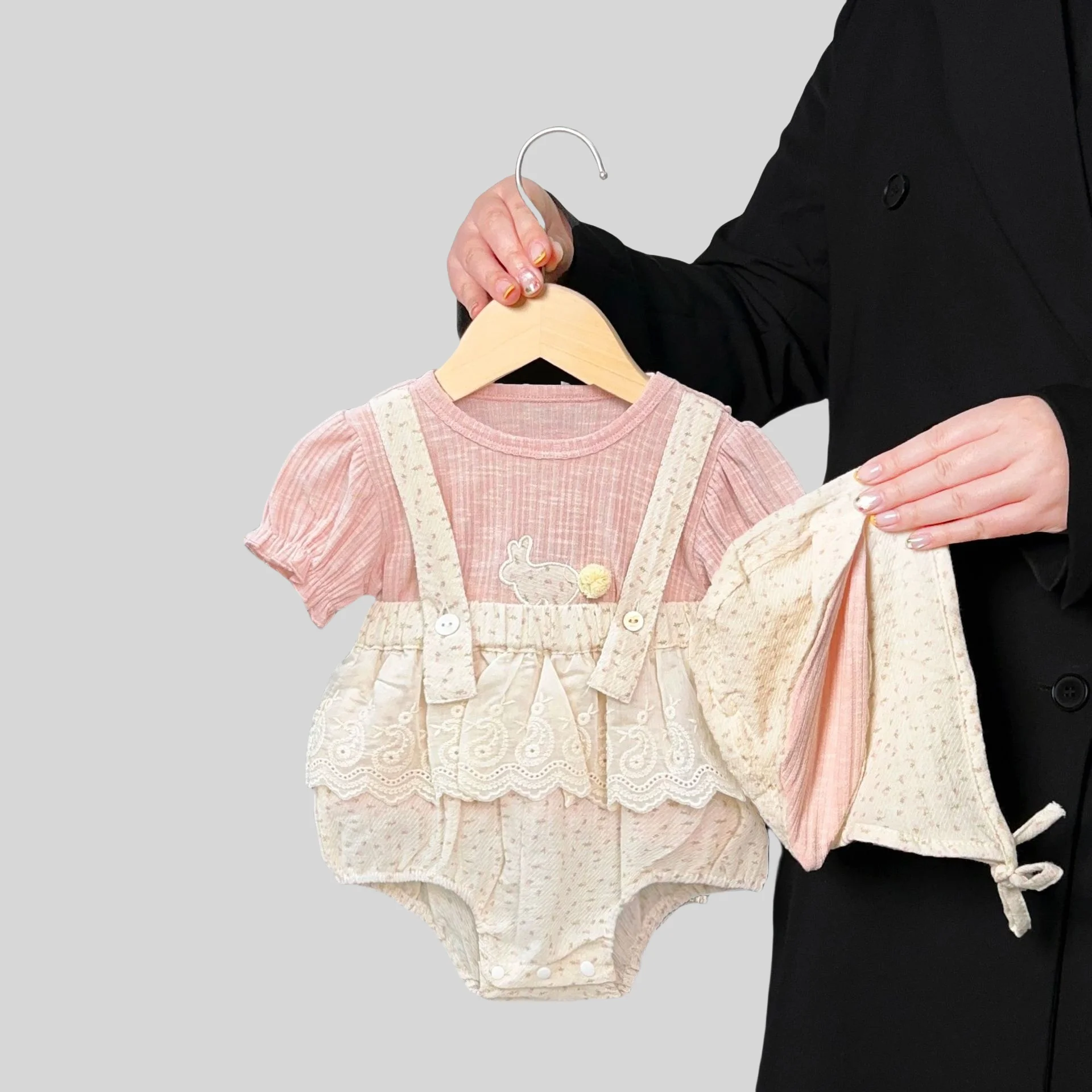 

Новинка 2025 года, летний комплект из 2 предметов для маленьких девочек: кружевной комбинезон на подтяжках с пышными рукавами и вышивкой кролика + шапка, тонкий наряд с принтом в горошек от 0 до 2 лет