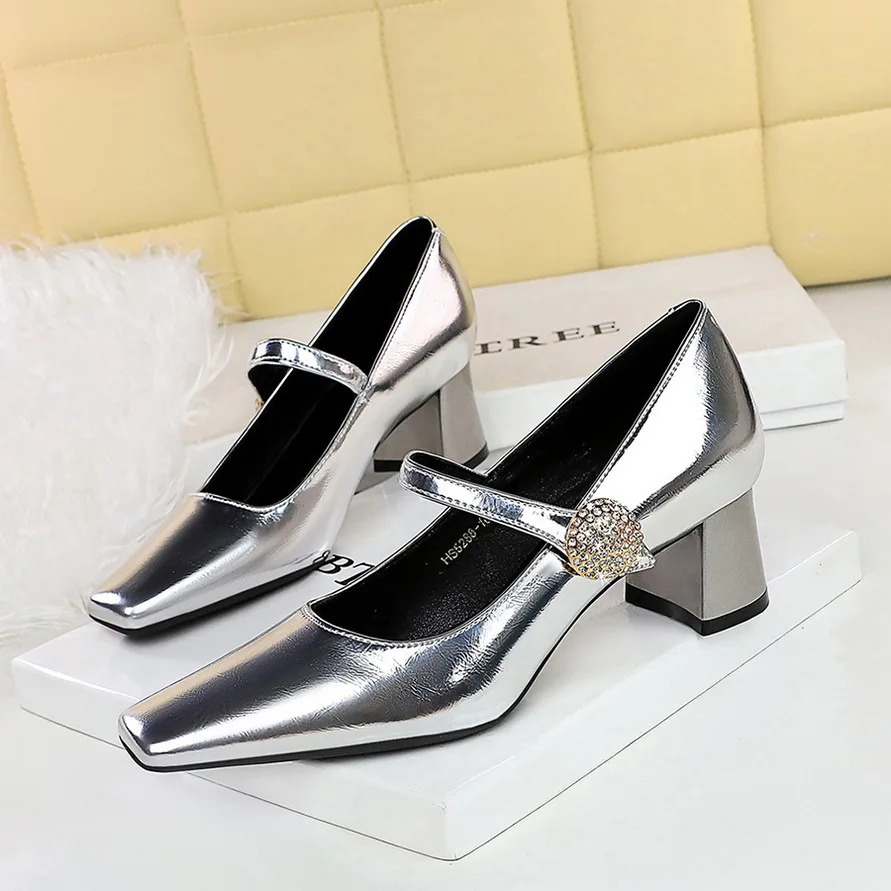 

Wind Banquet Metal Water Diamond Buckle Strap Medium Thick Shallow Mouth Square Heel Women's Single Wedding Shoes Women Pumps