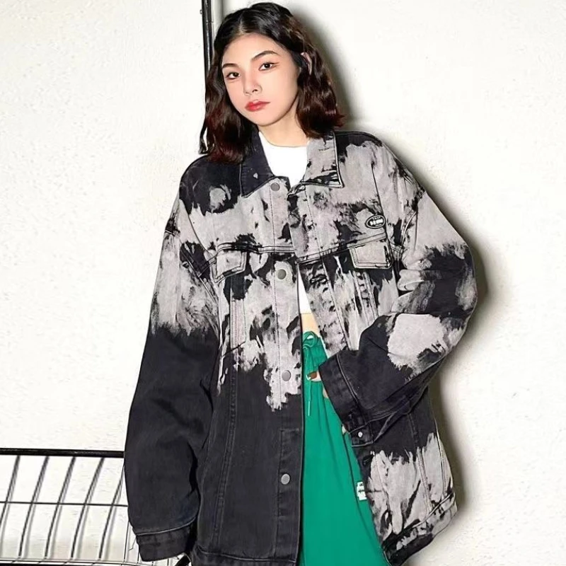 Übergroße Vintage-Jeansjacke mit kontrastierendem Batik-Druckknopfkragen im Streetwear-Stil für Frühling und Herbst