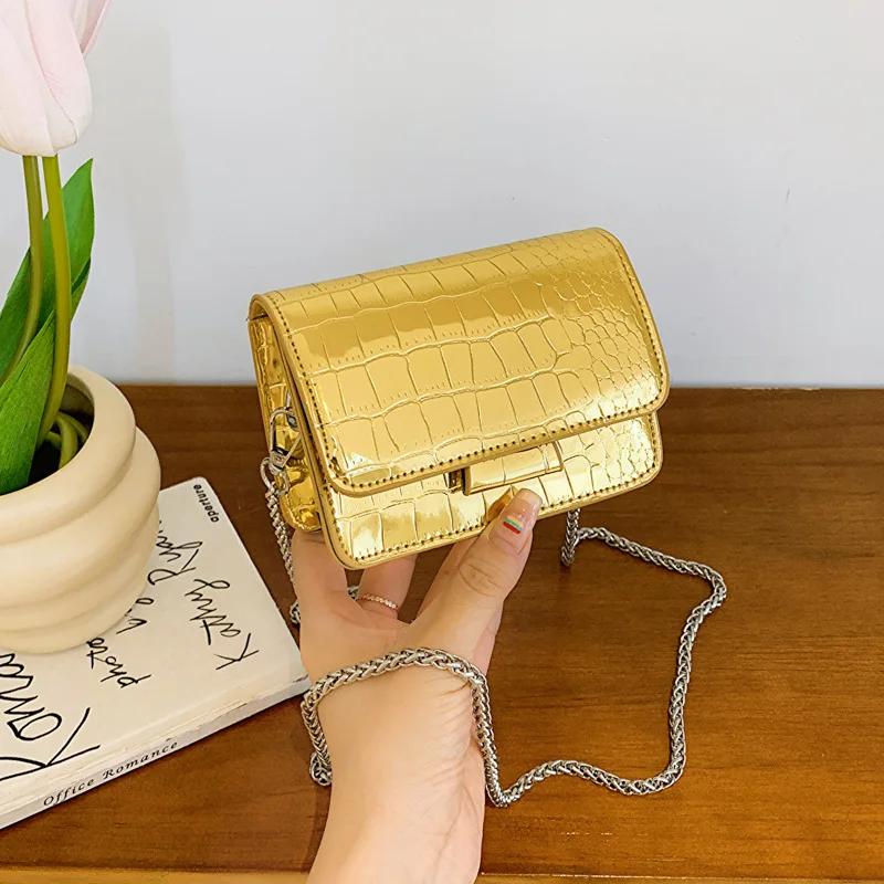 

Модная и универсальная маленькая квадратная сумка для женщин, используемая для поездок на работу, новые серебряные мини-сумки с дизайном через плечо