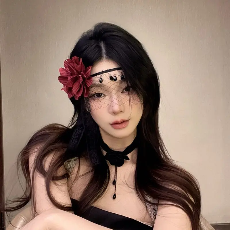 Masque de mascarade à fleurs en dentelle noire pour femmes, voile avec pompon mystère, accessoires pour les yeux Sexy, fête d'halloween vénitienne, Cosplay, carnaval, bal