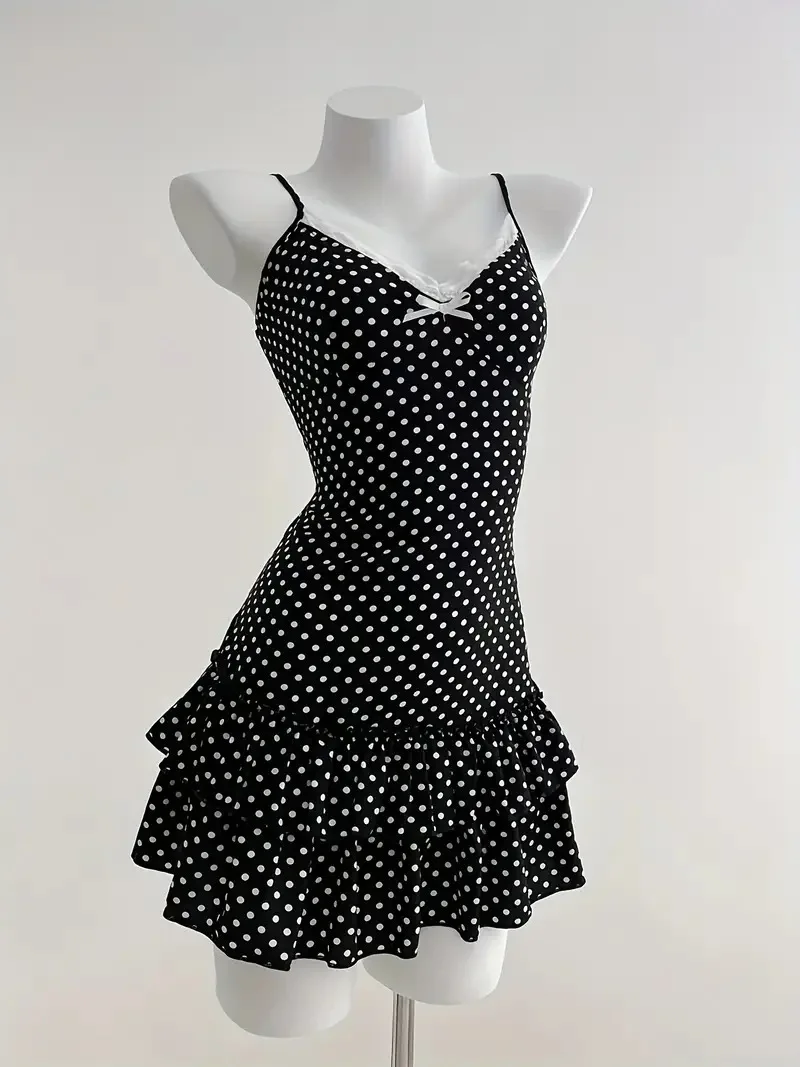 Europäisches süßes kurzes Kleid im klassischen Polka-Dot-Stil mit Schleife an der Taille, Spitze, V-Ausschnitt und Trägern für Damen im INS-Stil, süßes Mädchen-Look.