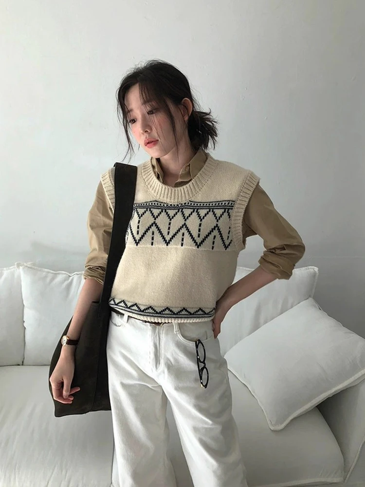 

Gagarich Retro Western-style Contrasting Jacquard Knitted Vest Women Early Autumn New Niche Layered Soft Sticky Vest Top