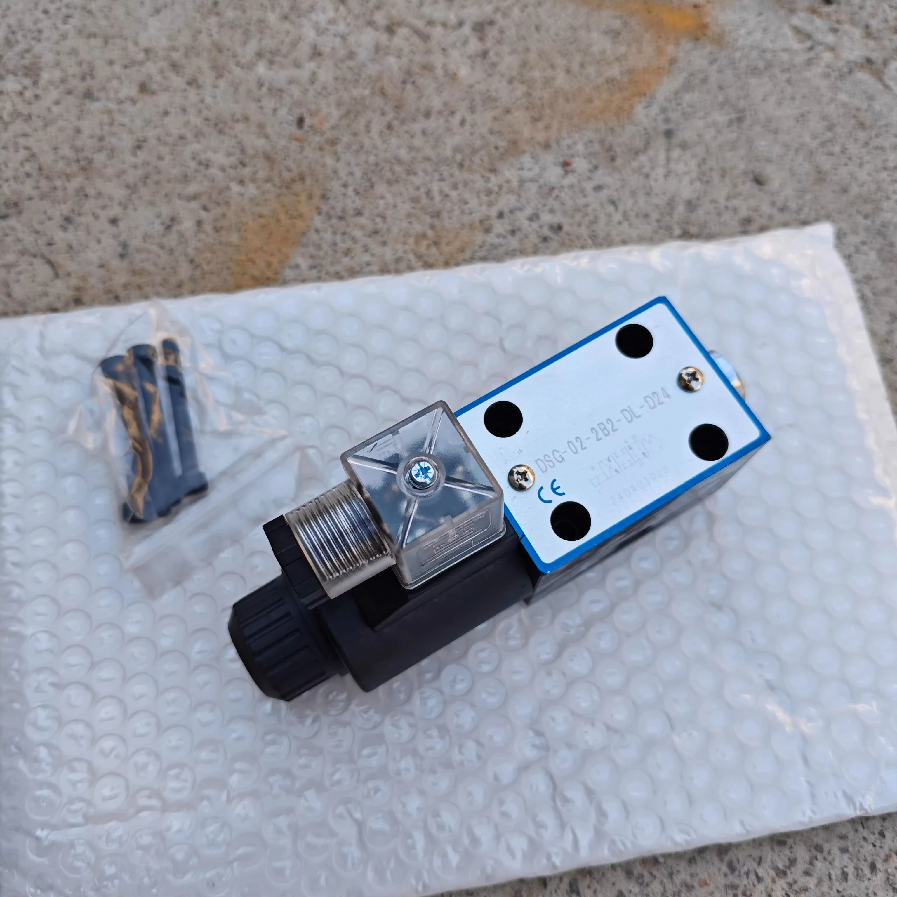 For XCMGs, crane accessories 25K5 25k5c on-board air conditioning solenoid valve, hydraulic air conditioning  refrigeration
