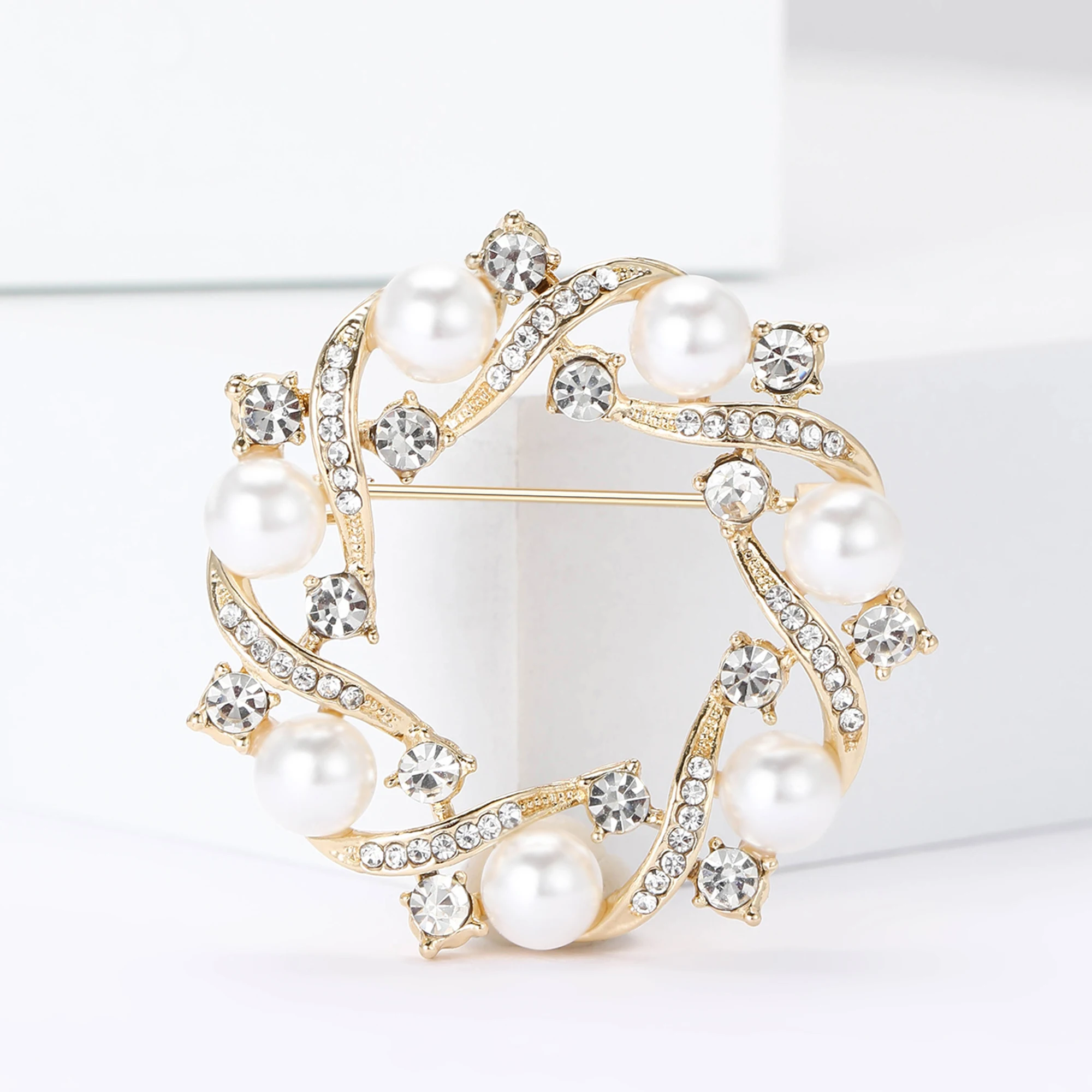 Luxury Pearl Wreath Brooches for Women Unisex Plant Pins 2-color Available Office Party Accessories Gifts