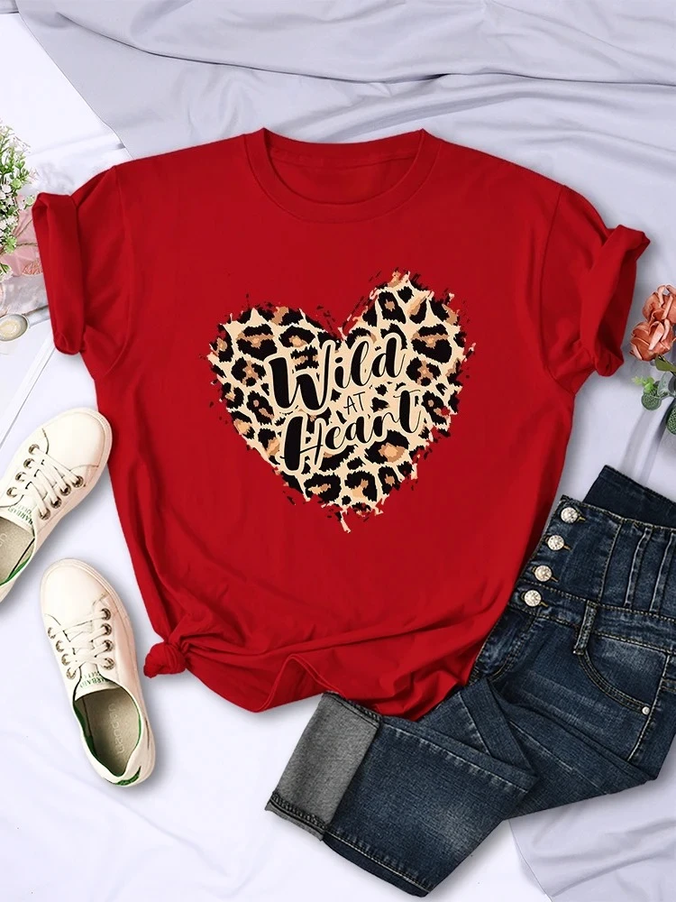 Camiseta con estampado de leopardo salvaje en el corazón para mujer, camisetas informales cómodas de manga corta transpirables, ropa