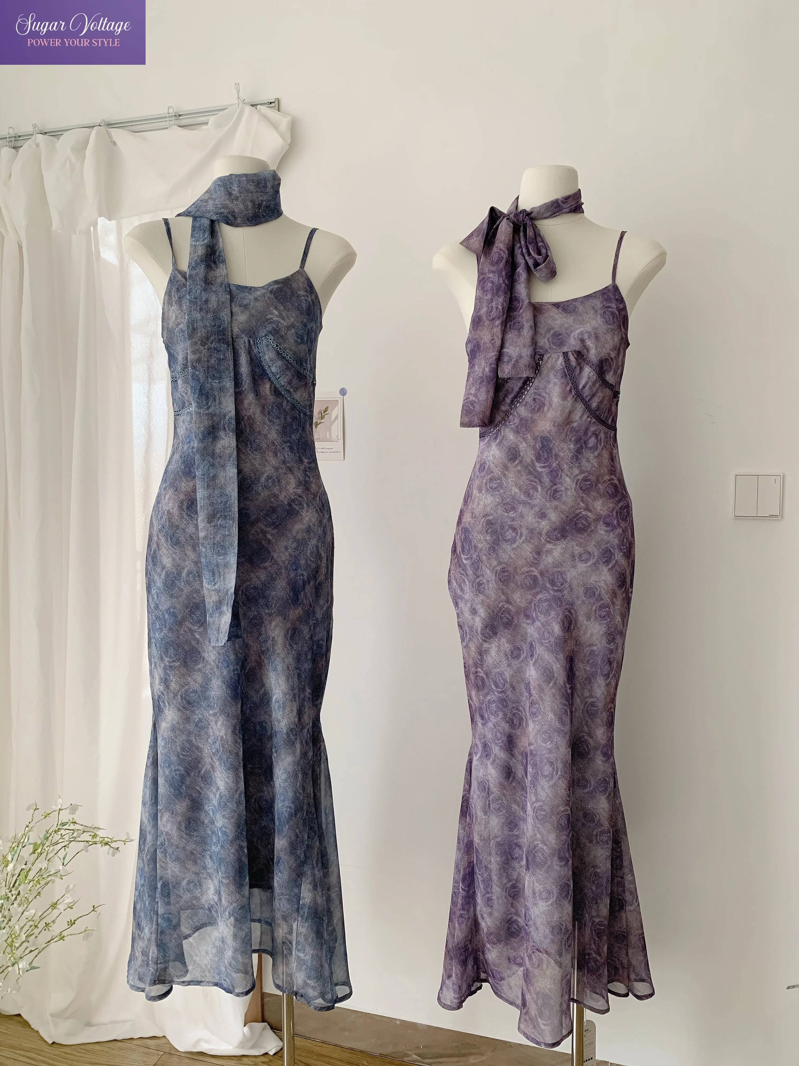 Image of Französisches Coquette-Maxikleid mit Blumenmuster für Damen, verstellbare Spaghettiträger, Schalbindung, geraffter Fishtail-Schnitt, schmale Passform, elegantes Party-Outfit