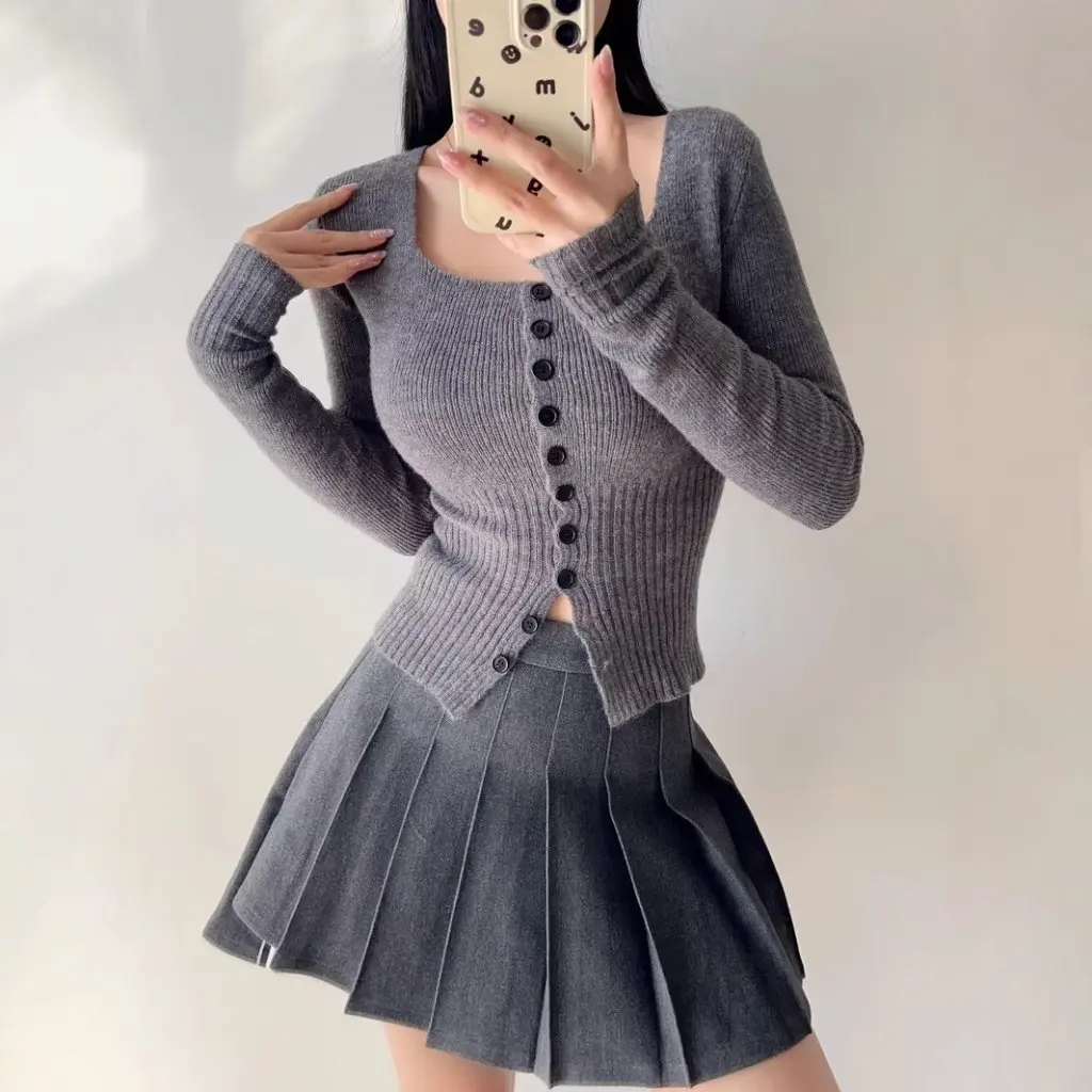 

Women's Slim Fit Long-Sleeved Sweater French Square Collar Button Detail Waist-Tight Design Early Spring Fashion Top