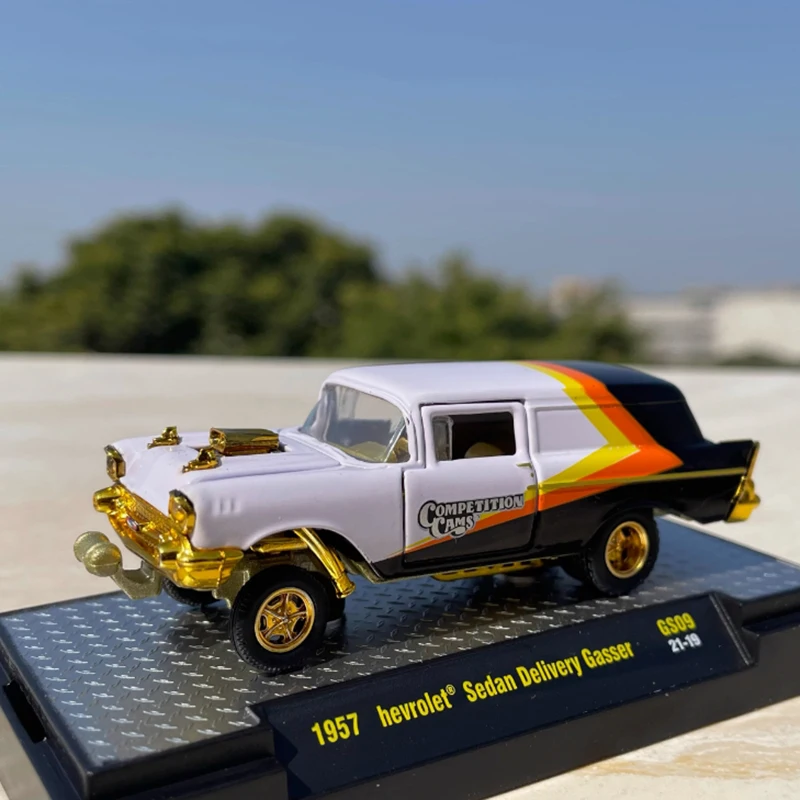 

Diecast 1:64 Scale 1957 Sedan American Muscle Car Alloy Car Model Collection Decoration Boy Gift Toys Static Display
