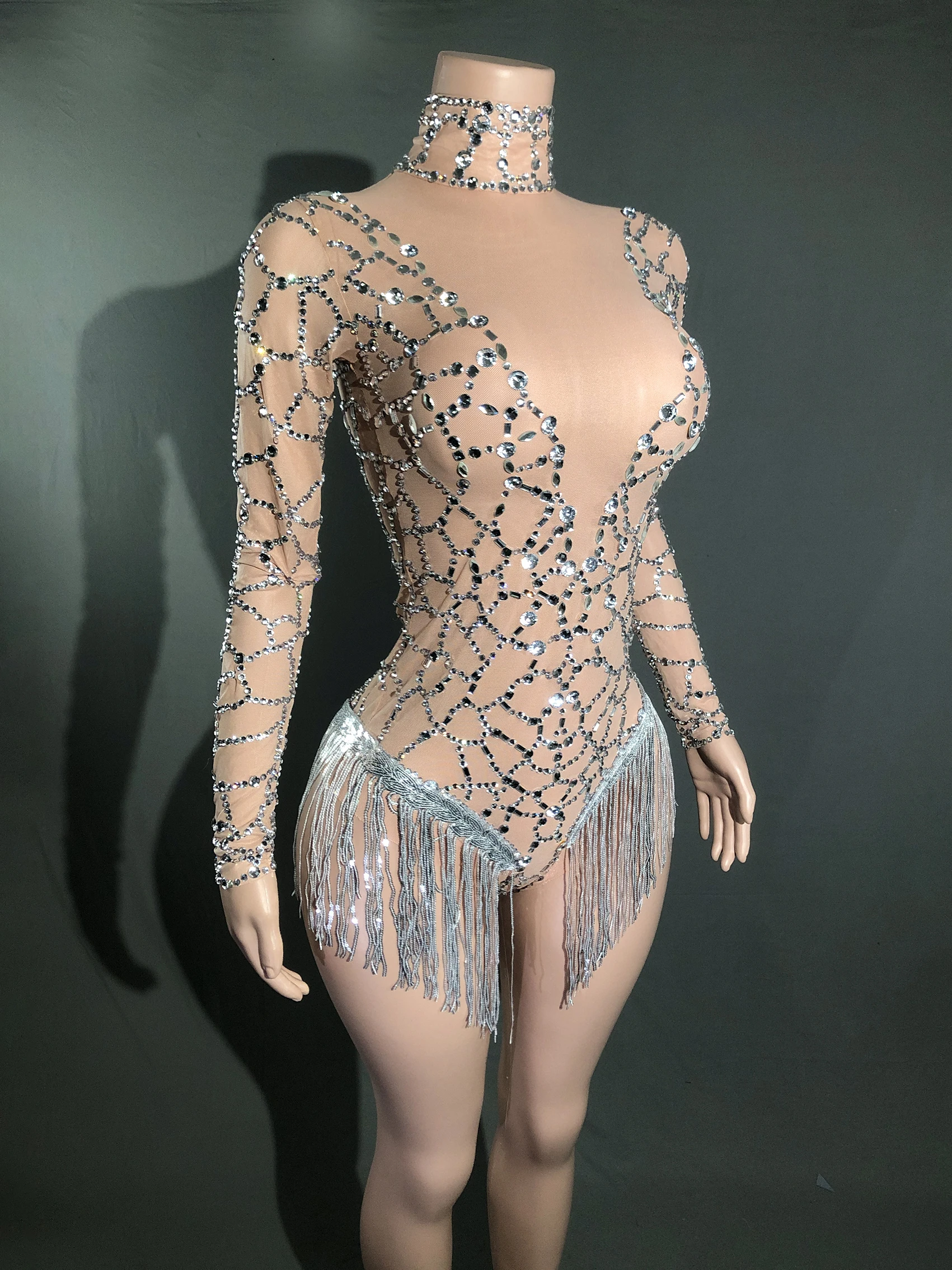 doorzichtige bodysuit van doorschijnende stof, hoge kraag, hangende nekkwastjes, toneelvoorstelling, kostuum, mesh, heldere diamant