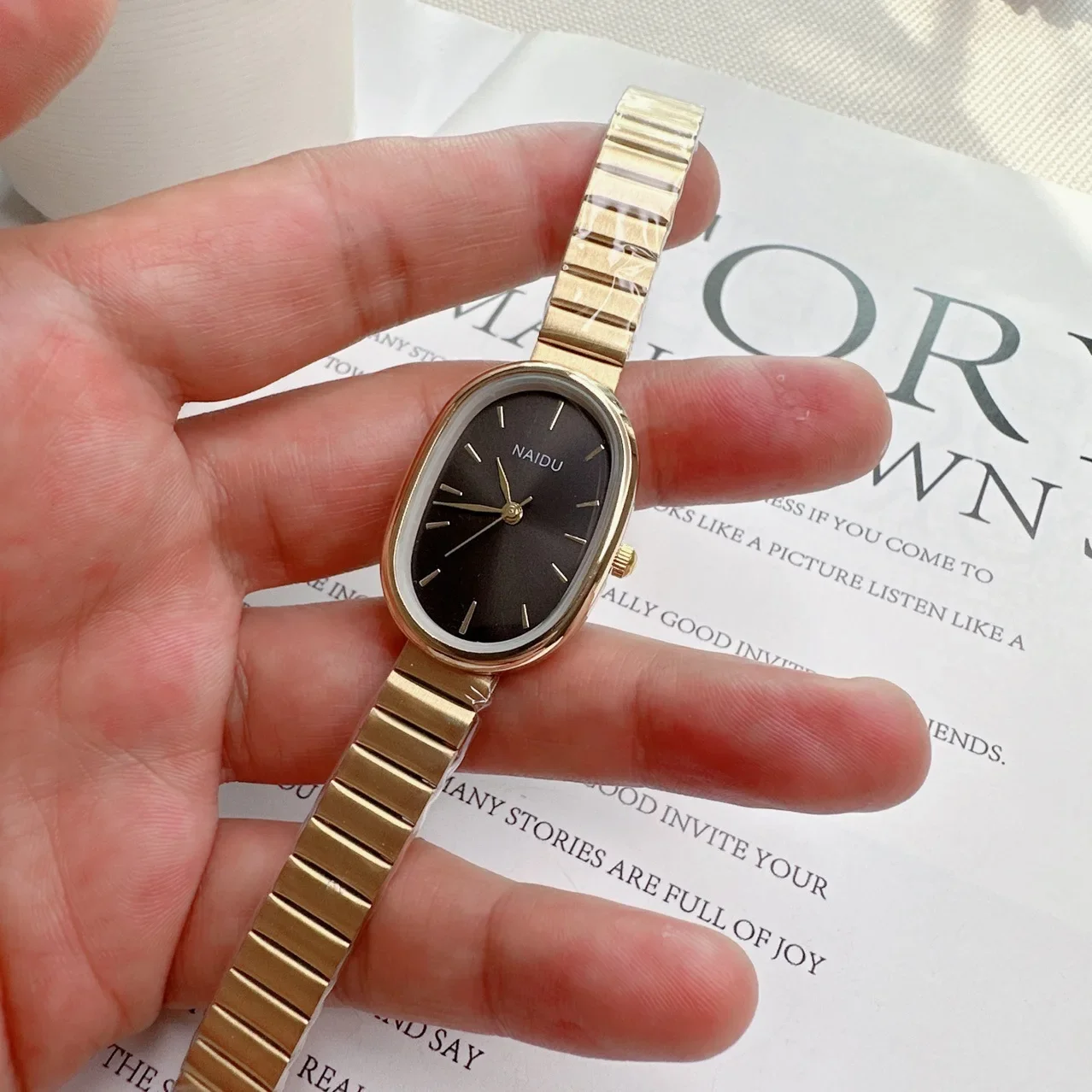 Vrouwen Quartz Horloge Luxe Ovale Mode Mini Case Kleine Romeinse Cijfer Wijzerplaat Vrouwelijke Volledig Metalen Band Horloges Niche Polshorloge