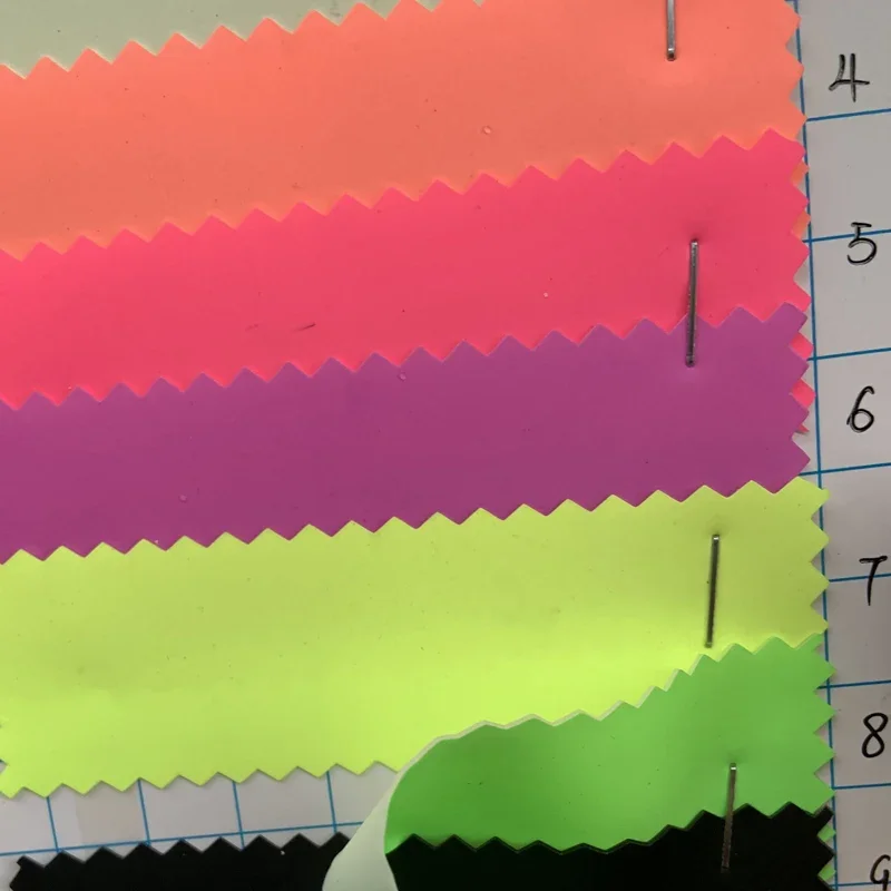 

Самосветящиеся флуоресцентные кожаные материалы из ТПУ