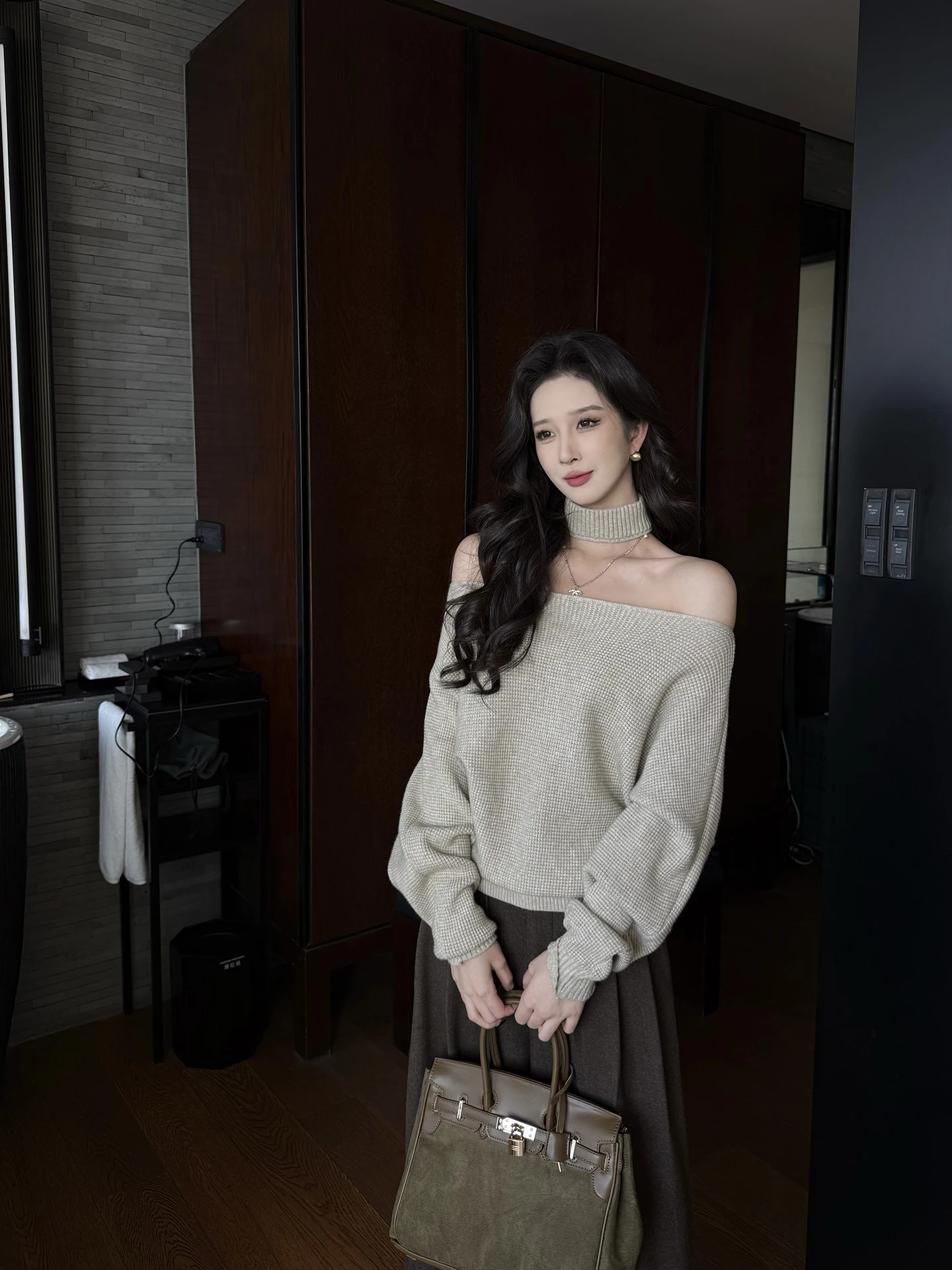 

Новинка: Зимний вязаный свитер с открытыми плечами, рукавами «летучая мышь», высоким воротником, свободного кроя, с длинными рукавами, повседневный, визуально удлиняющий ключицы.