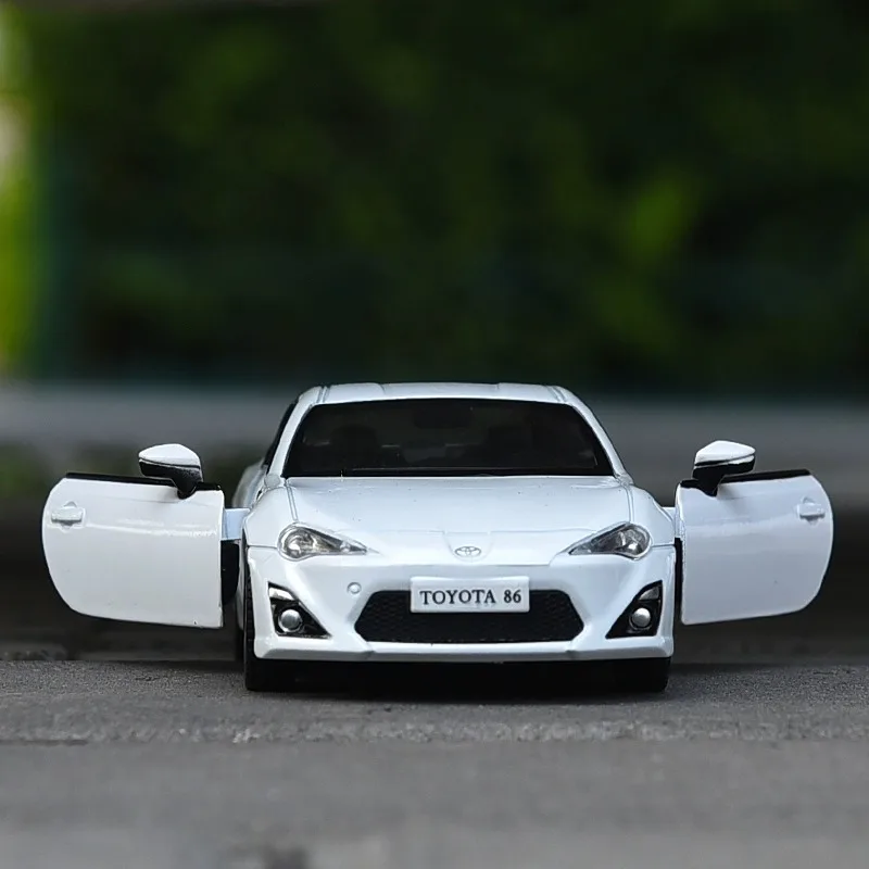 1/36 Toyota 86 pressofuso in lega modello di auto giocattolo 2 porte aperte tirare indietro auto regali di compleanno per bambini collezioni per adulti