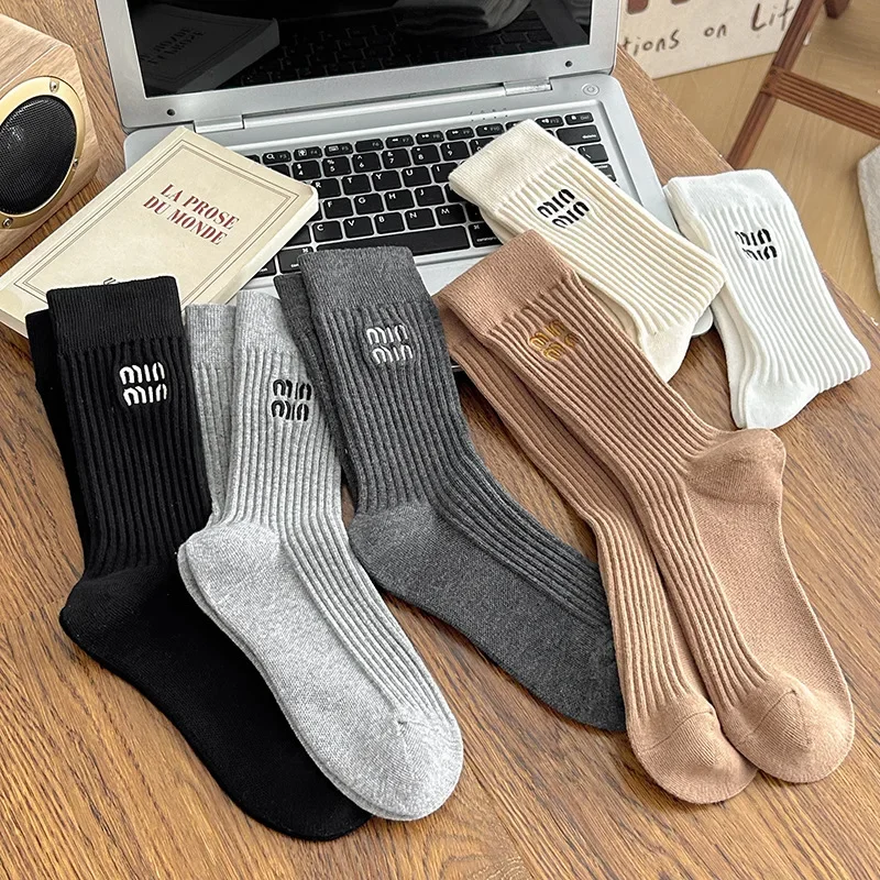 1 Pair Fashion Autumn Winter New Women Socks Cotton Embroidery Middle Tube Designer Socks Pure Color Sports