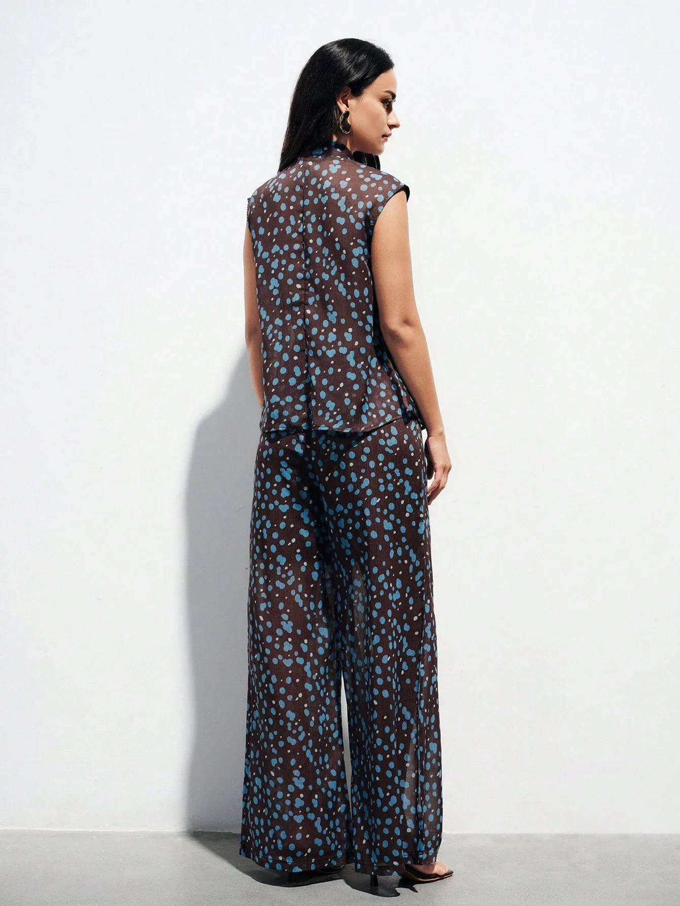 

Комплект из двух предметов: топ без рукавов из шифона в светло-голубой горошек и брюки с широкими штанинами, повседневный стиль