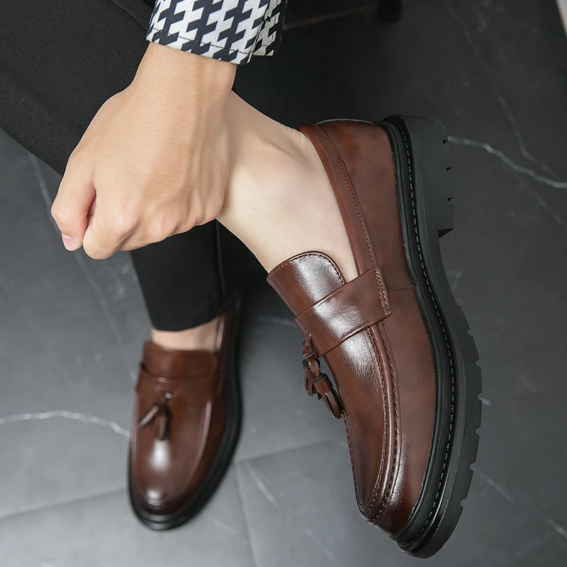 Men tassel loafers Black Slip-On Leather Shoes Soft Anti-slip Driving Shoes Man Moccasins Social Flat Dress Formal Shoes men