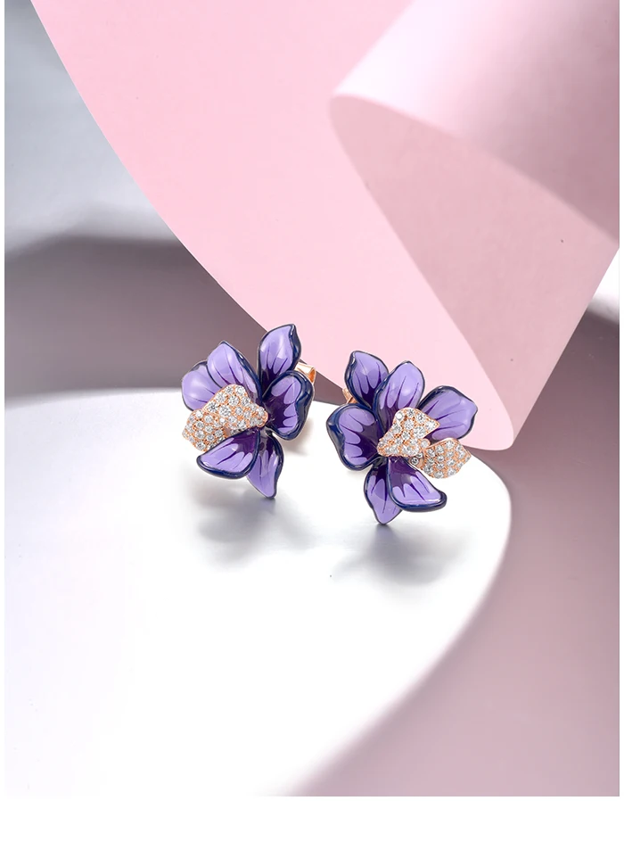 SANTUZZA Ohrstecker aus reinem 925er Sterlingsilber für Damen, funkelnde lila & weiße Emaille-Blume, schicker Hochzeitsschmuck, edler Partyschmuck. – Detail 5
