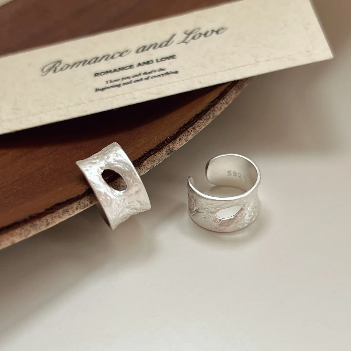 

Женские серьги Sam Panda из стерлингового серебра 925 пробы с текстурой глазури, корейские минималистичные вогнутые ювелирные изделия, подарок, дропшиппинг