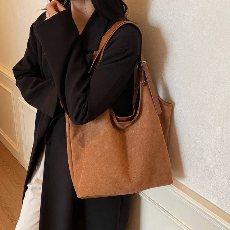 

Luxury Women's Tote Bag Crafted From Fine Leather Featuring Casual Simple Vintage And Famous Vintage Look​