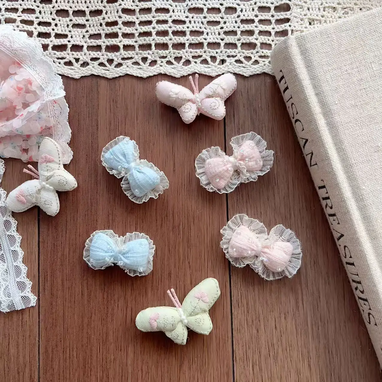 

High Quality Soft Lace Edge Stuffed Fabric Bow Hair Accessory Tweed Chic for Bag Shoes Socks Apparel Embellishment
