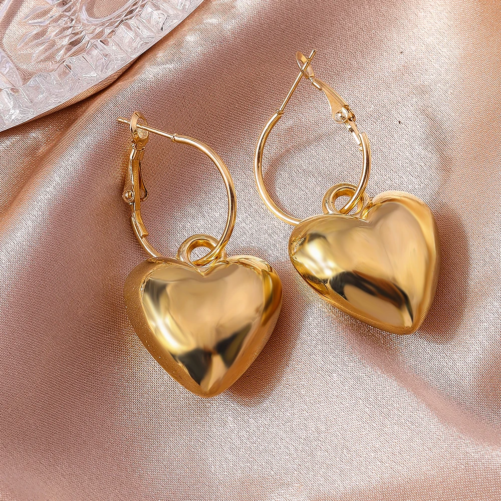 Aihua Metallglänzende Herz-Creolen im amerikanischen Stil für Damen, modische goldfarbene Herz-Ohrringe, Party-Schmuck-Accessoires – Detail 3