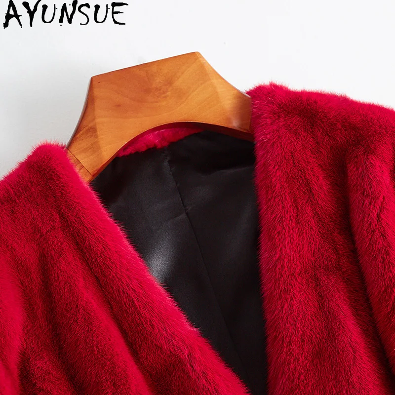 معطف فرو المنك الطبيعي من AYUNSUE ملابس نسائية جديدة حمراء متوسطة الطول معاطف شتوية للمرأة ملابس نسائية فاخرة Pelzmantel Damen