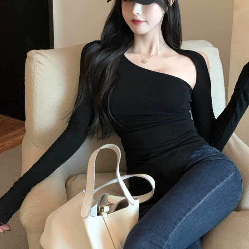 

2025 Early Autumn New Spicy Girl Off Shoulder Bottom Shirt Women's Interior T-shirt Design Sense Casual One Shoulder Top