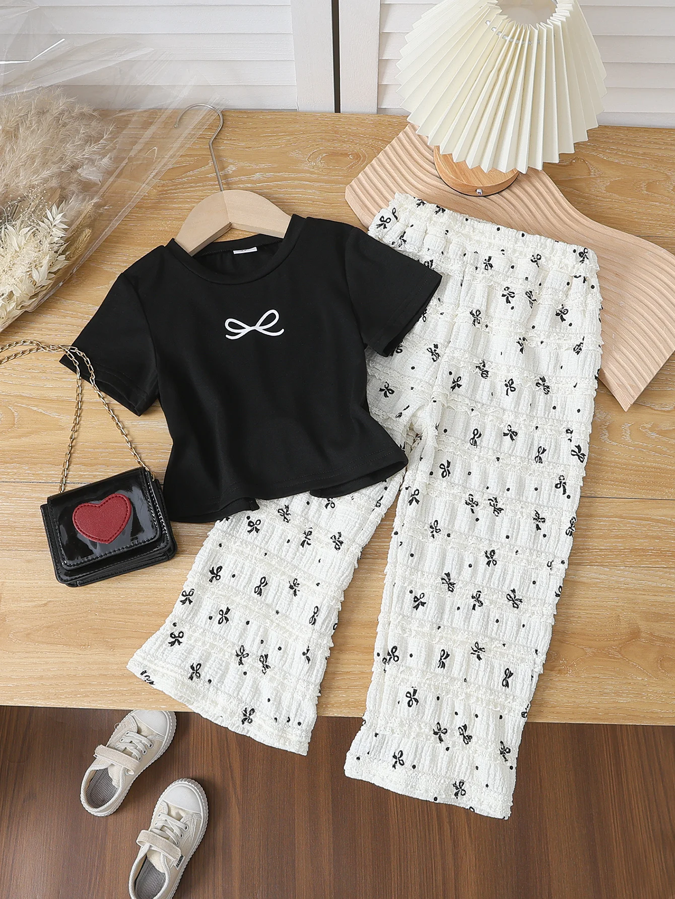 

Kids Black Tee & White Pants Set Bow Embroidery+Print Crinkled Fabric Stylish Fresh