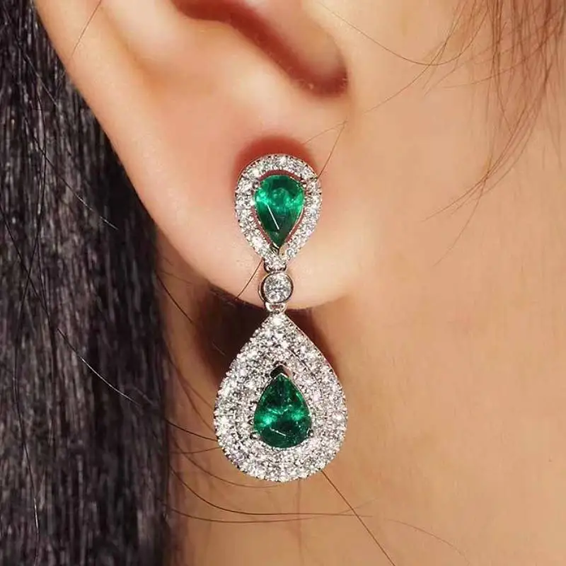 Huitan Damen-Ohrhänger mit glänzendem grünem Birnen-CZ-Stein, elegantes Hochzeits-Accessoire für Damen, vielseitiges, schickes Schmuckgeschenk zum Jahrestag