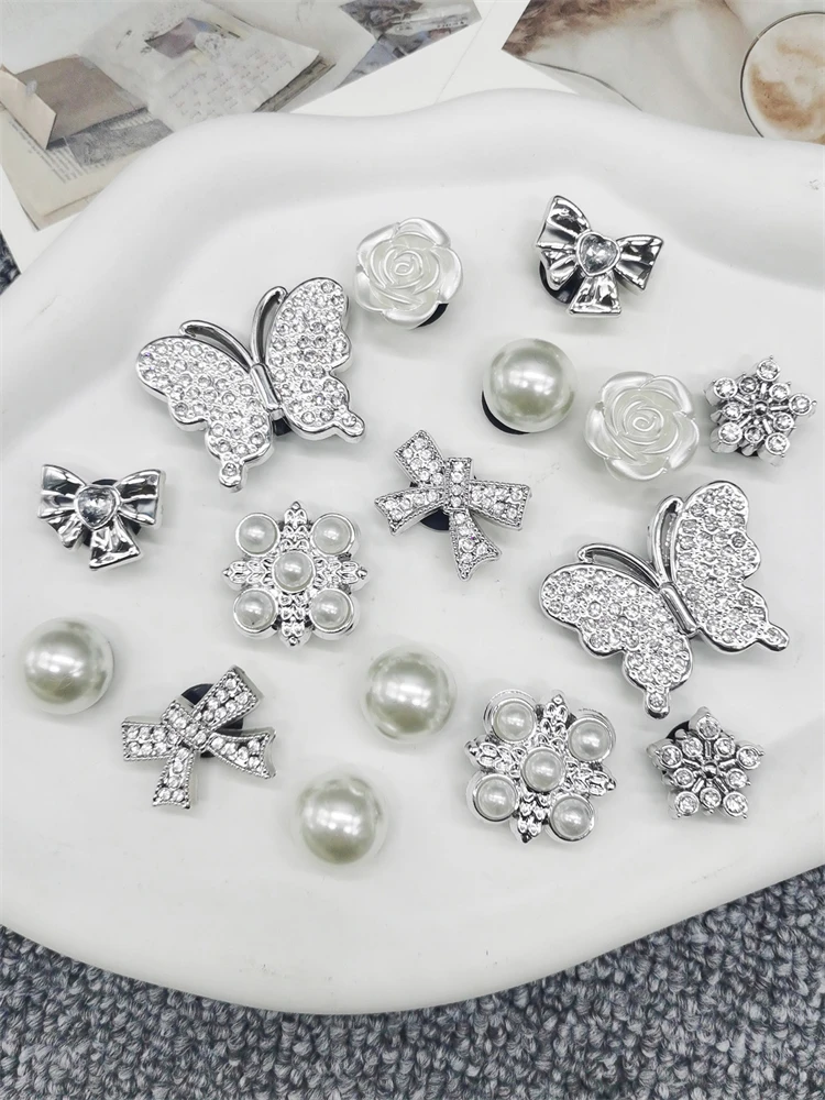 16-teiliges Set Glitzernde Silberne Schmetterling-Schuhcharms aus ABS, Schleifen- und Blumen-Schuhclips, DIY-Dekorationen für Clogs – Detail 1