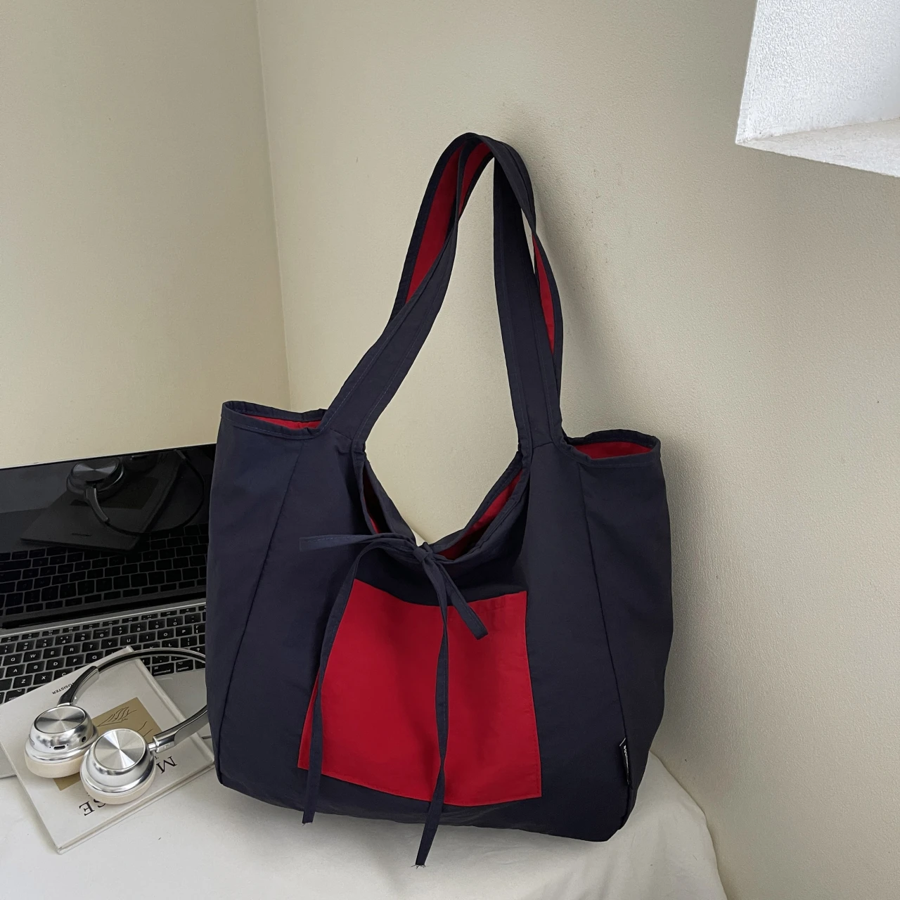 

Canvas bag female large capacity 2025 new autumn and winter Joker shoulder bag leisure college students commuting tote bag.