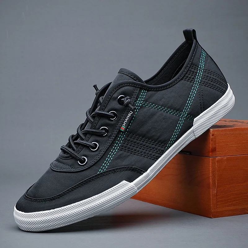 New Men\'s Canvas Shoes Breathable and Lightweight Shoes Male Shoes Casual Sneakers Loafers Slip-on Shoes