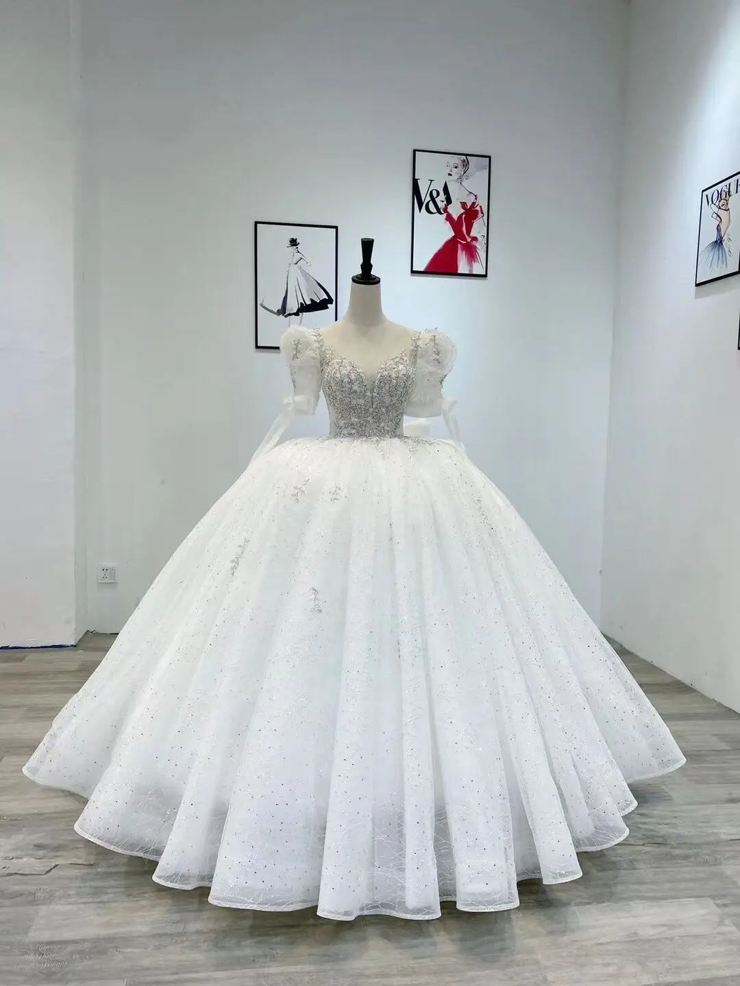 Robe de Mariée Blanche sur Mesure, Tenue de Bal Exquise, Demi-Manches, Perles Appliquées sur Tulle